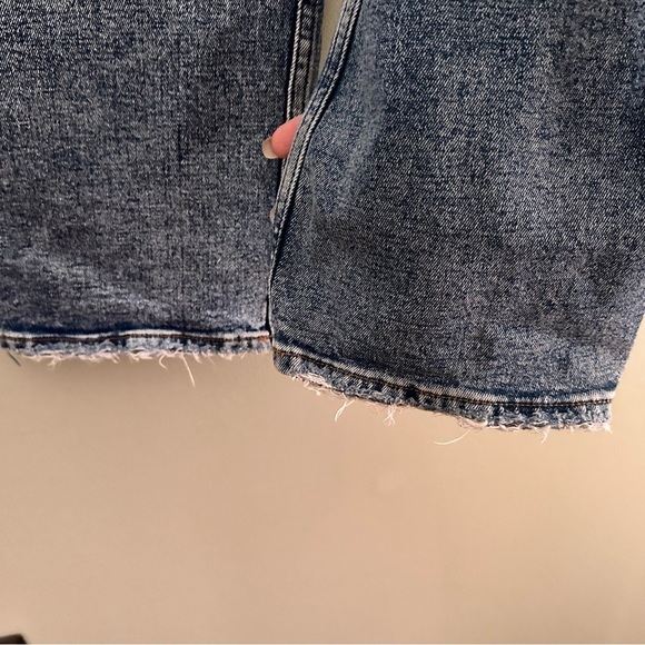 Abercrombie & Fitch Ultra High Rise Straight Distressed Size 2/26 Flaw - Picture 7 of 9